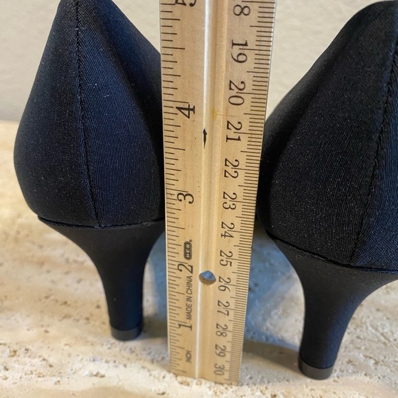 Life Stride Parigi Pumps in black fabric.
Brand new, synthetic upper size 7 - Picture 6 of 8
